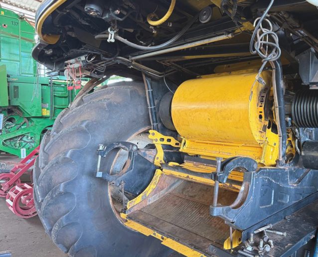 Manutenção em máquina de colheita — equipe DM