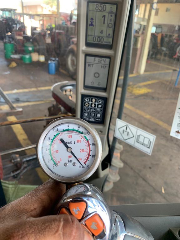Manutenção hidráulica — serviço da DM Manutenção Agrícola
